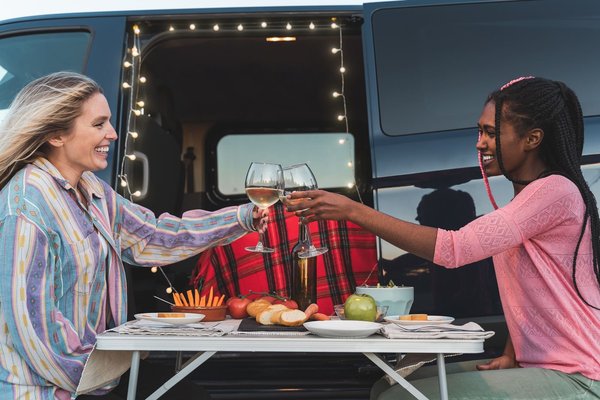 Quels sont les services de restauration disponibles dans les campings de l'Île de Ré ?