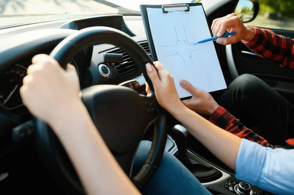 Comment choisir la bonne auto-école pour passer son permis de conduire ?