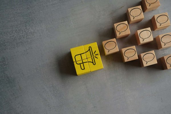 Comment le Centre Mosaïque gère-t-il les cas de bégaiement chez les enfants et adultes ?